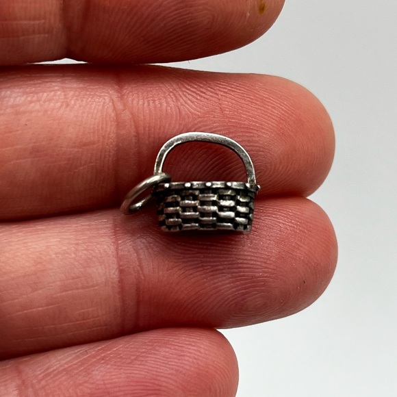Vintage woven basket Sterling silver charm pendant - Picture 3 of 8